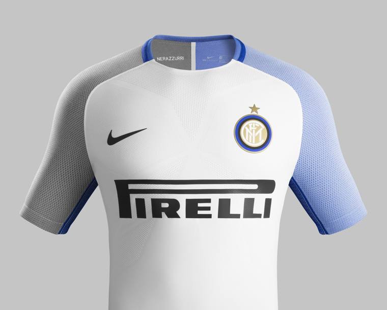 La seconda maglia dell&#39;Inter. Spicca la scritta 